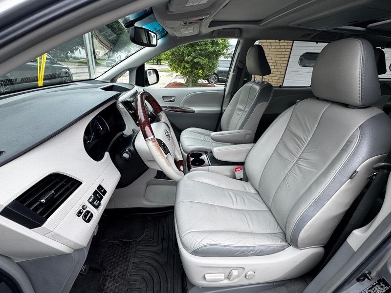 Toyota Sienna Limited 7-Pass V6 2011