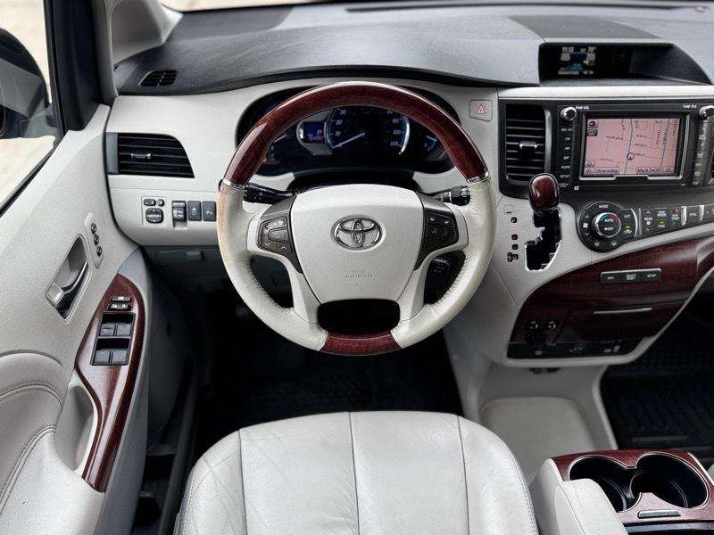 Toyota Sienna Limited 7-Pass V6 2011