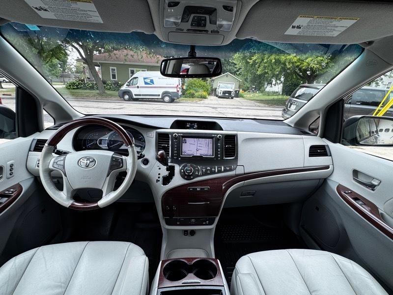 Toyota Sienna Limited 7-Pass V6 2011