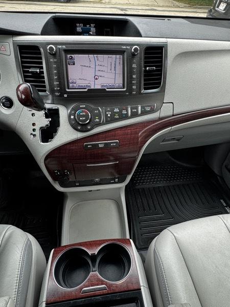 Toyota Sienna Limited 7-Pass V6 2011