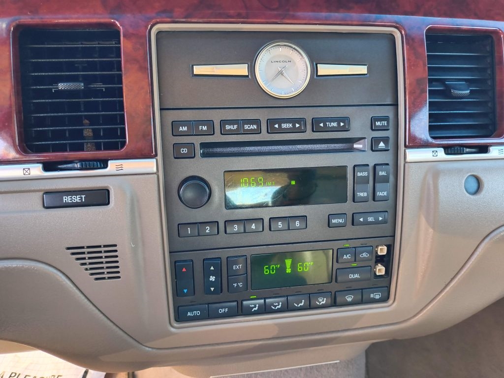 Lincoln Town Car Signature 2005