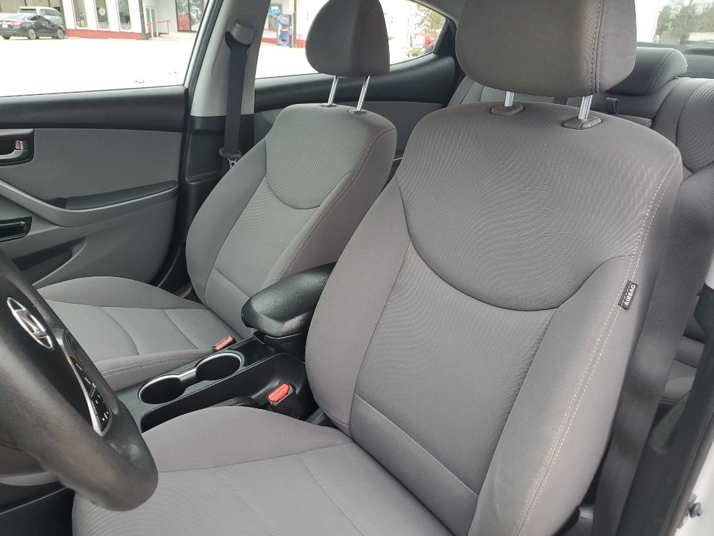 Hyundai Elantra SE 6AT 2015