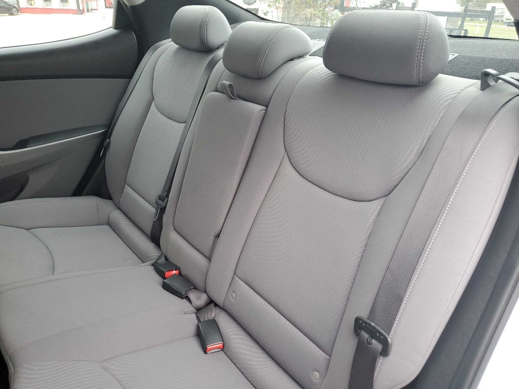 Hyundai Elantra SE 6AT 2015