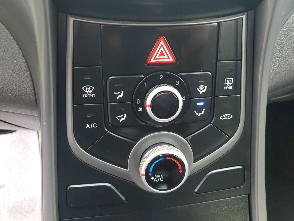 Hyundai Elantra SE 6AT 2015