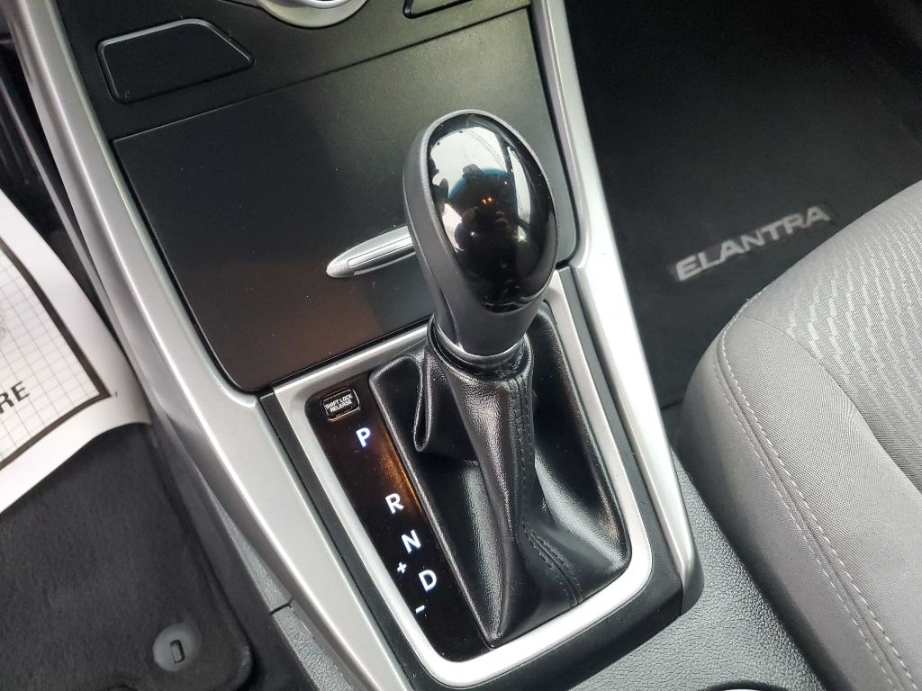 Hyundai Elantra SE 6AT 2015