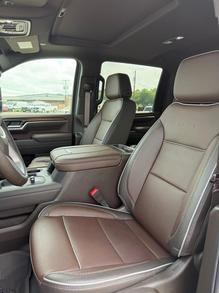 GMC Sierra 2500HD Denali Crew Cab 4WD SB 2026