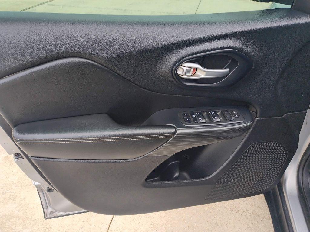 Jeep Cherokee photo 11