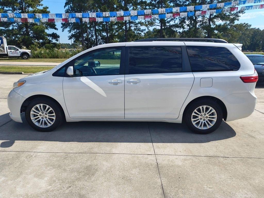 Toyota Sienna photo 2