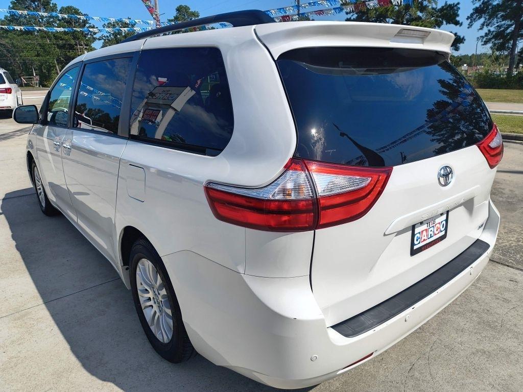 Toyota Sienna photo 3