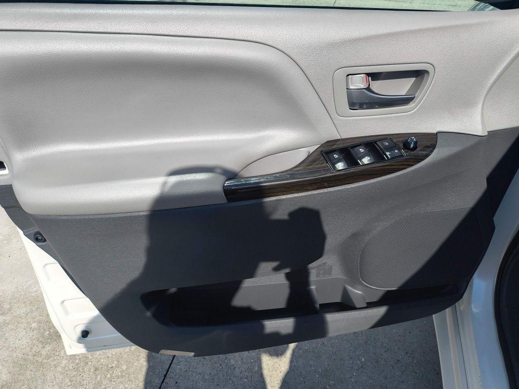 Toyota Sienna photo 11