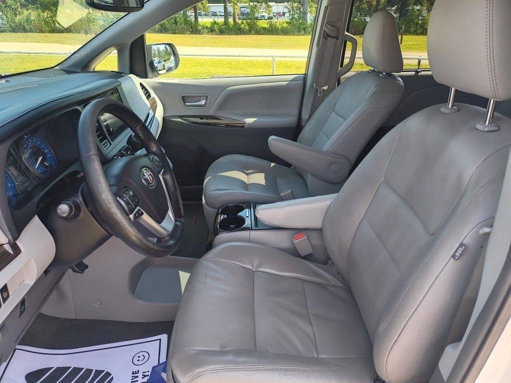 Toyota Sienna photo 12