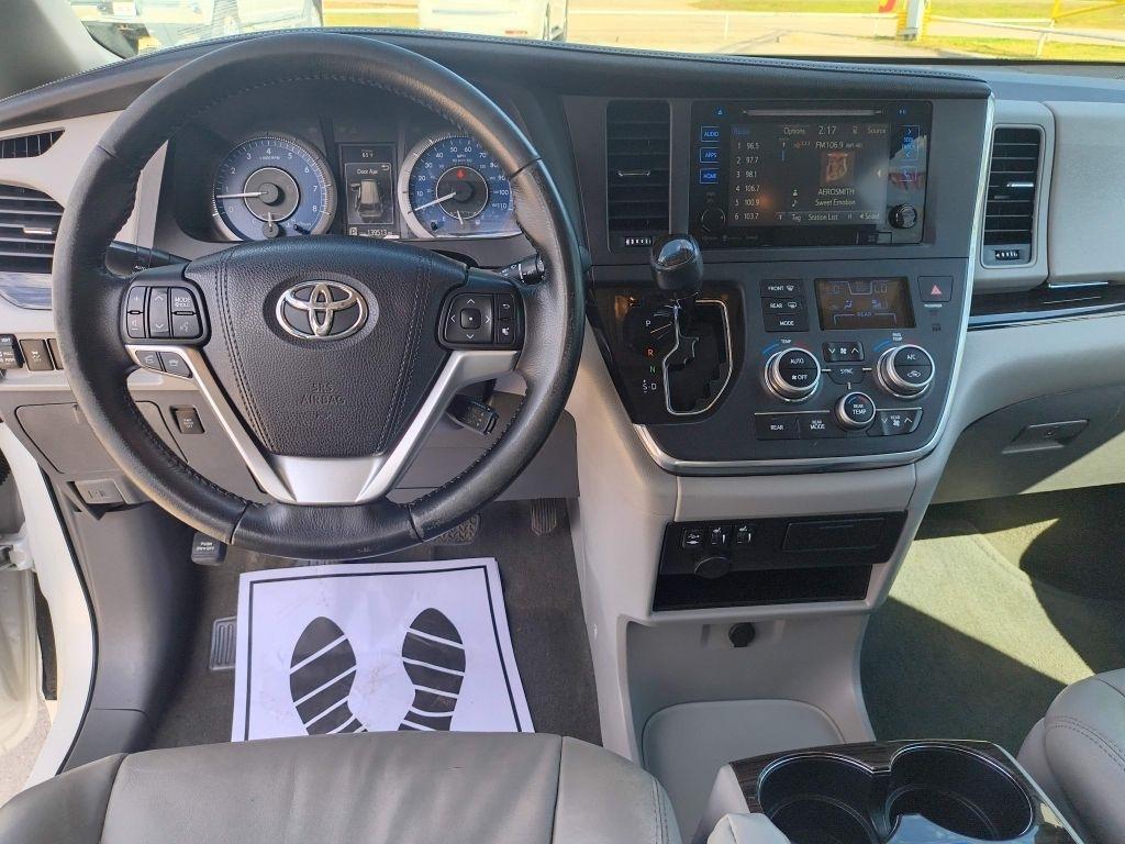 Toyota Sienna photo 13