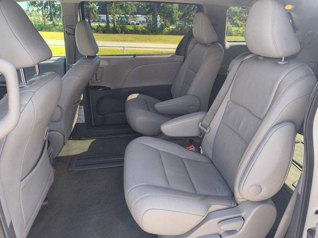 Toyota Sienna photo 17