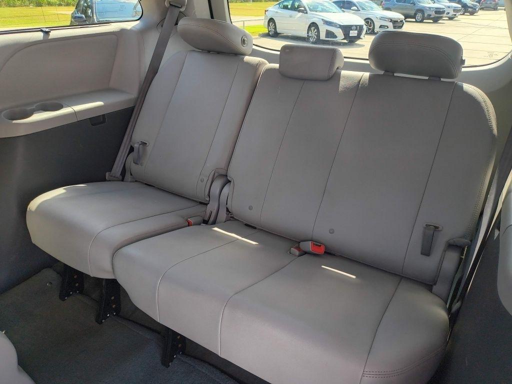Toyota Sienna photo 18