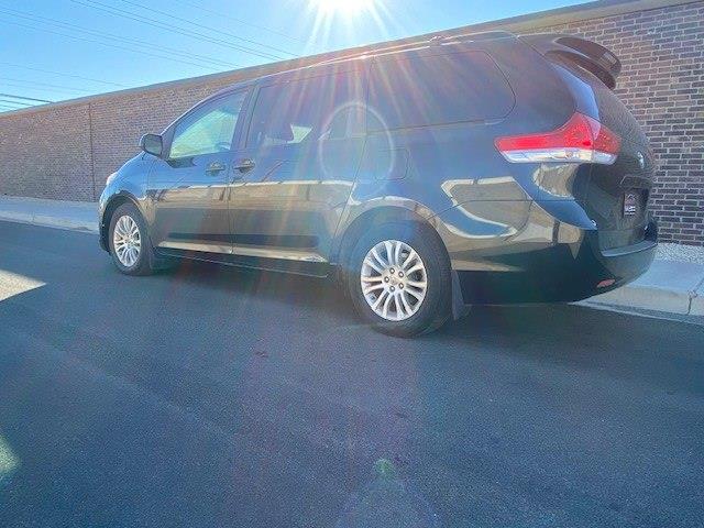 Toyota Sienna Limited 7-Pass V6 2011