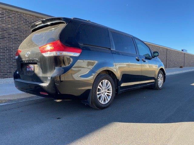 Toyota Sienna Limited 7-Pass V6 2011