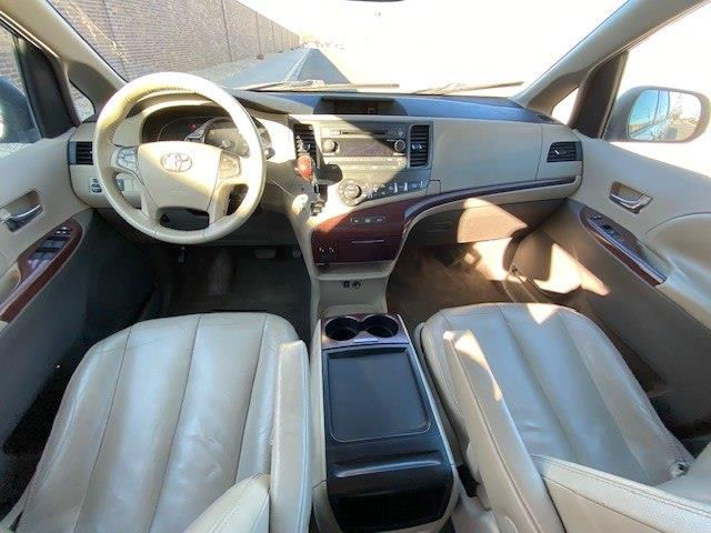 Toyota Sienna Limited 7-Pass V6 2011