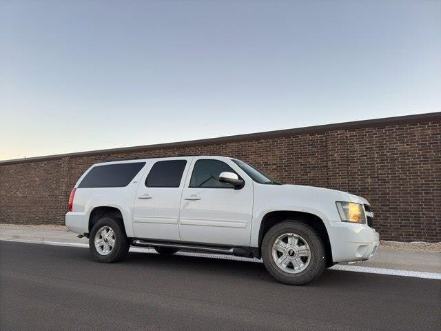 Chevrolet Suburban LT 1500 4WD 2011