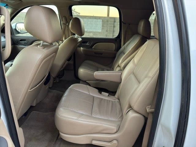 Chevrolet Suburban LT 1500 4WD 2011