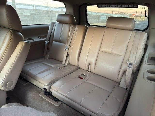 Chevrolet Suburban LT 1500 4WD 2011