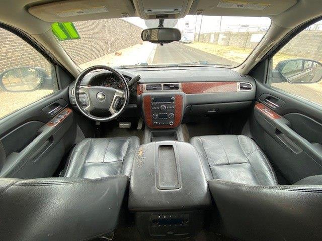 Chevrolet Suburban LT 1500 4WD 2011