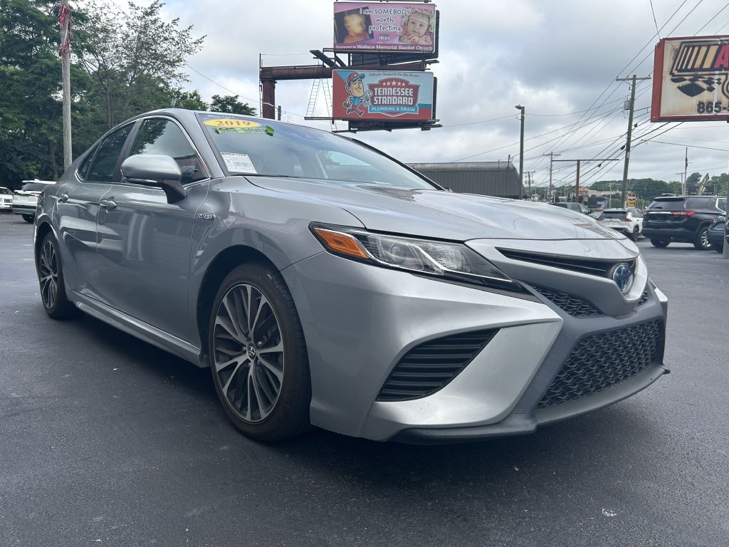 Toyota Camry Hybrid SE 2019