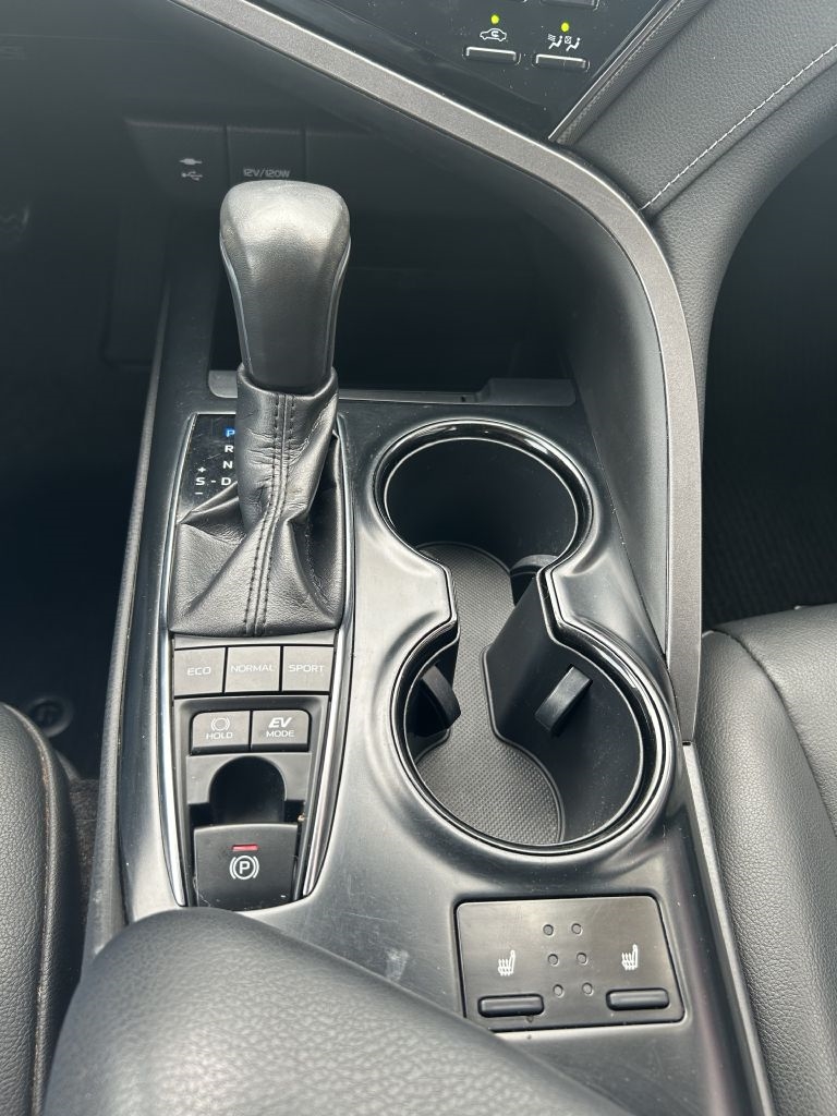 Toyota Camry Hybrid SE 2019