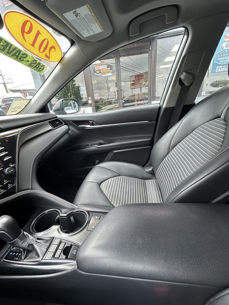 Toyota Camry Hybrid SE 2019