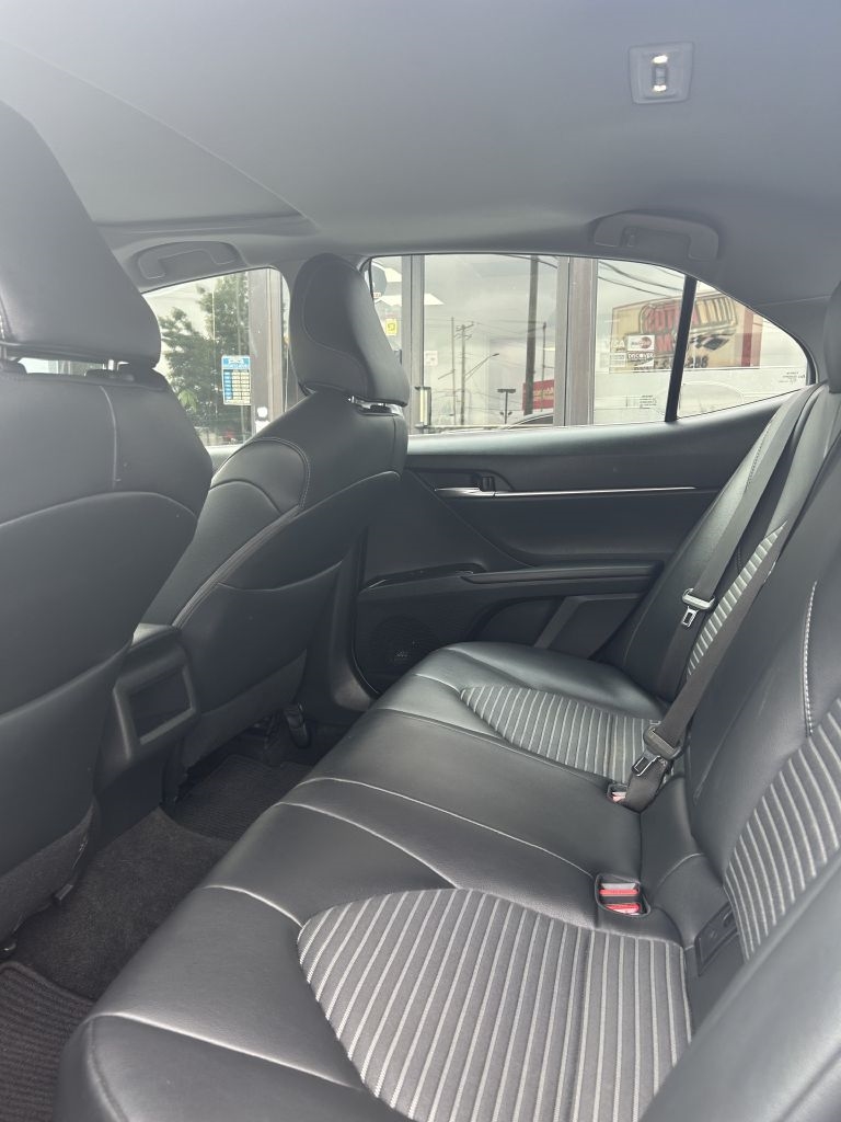 Toyota Camry Hybrid SE 2019