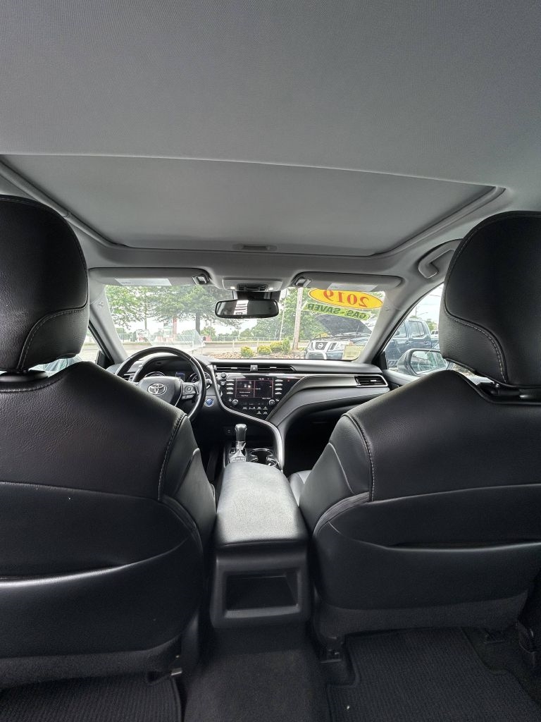 Toyota Camry Hybrid SE 2019