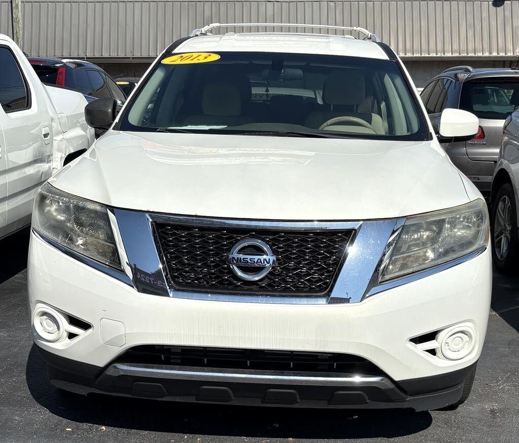 2013 Nissan Pathfinder SV photo 2