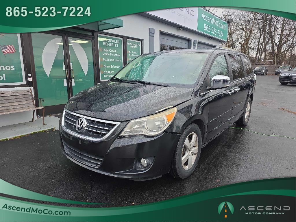 2013 Volkswagen Routan SEL's photo