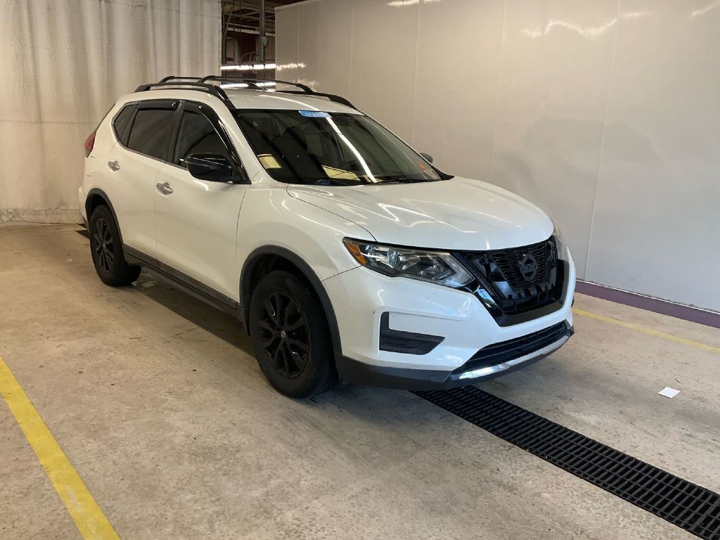 2017 Nissan Rogue SV photo 2