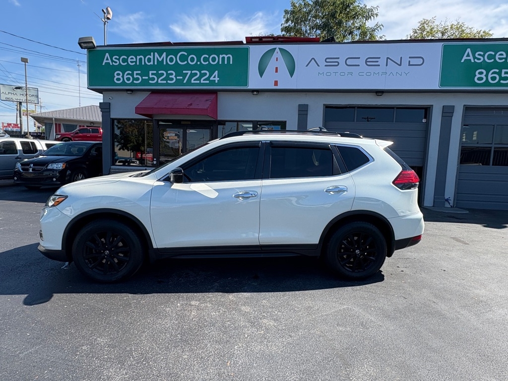 2017 Nissan Rogue SV photo 3