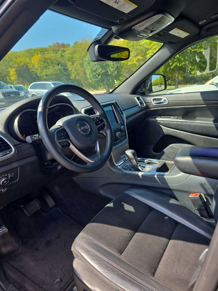 2018 Jeep Grand Cherokee Laredo photo 2