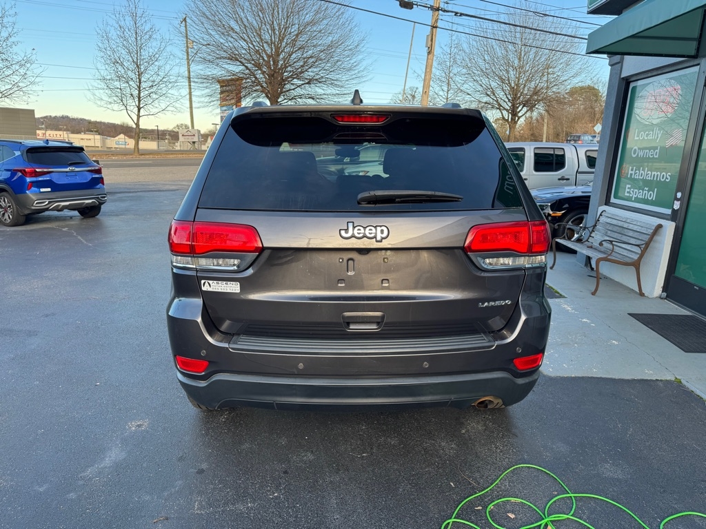 2017 Jeep Grand Cherokee Laredo photo 2