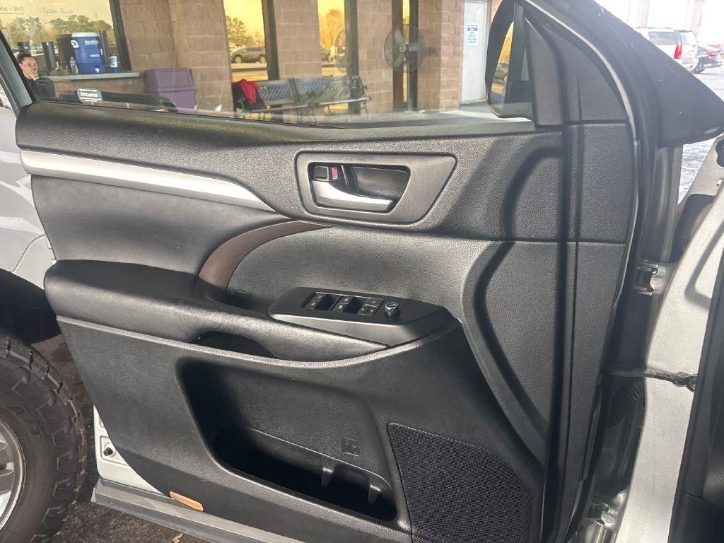 Toyota Highlander XLE AWD V6 2017