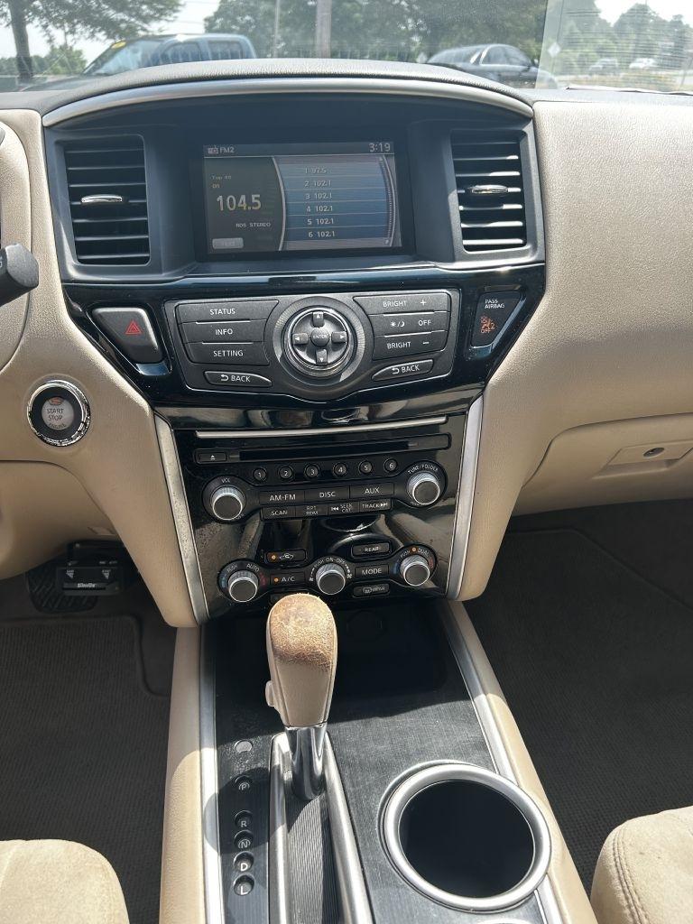 Nissan Pathfinder SV 4WD 2013
