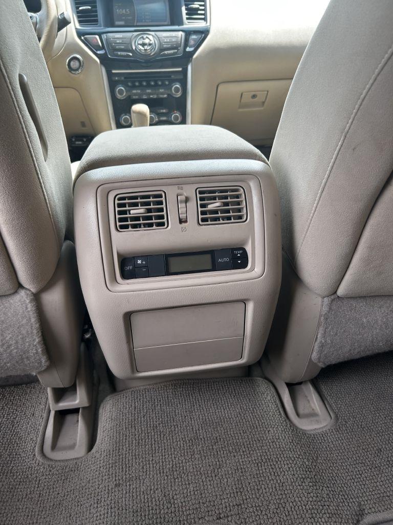 Nissan Pathfinder SV 4WD 2013