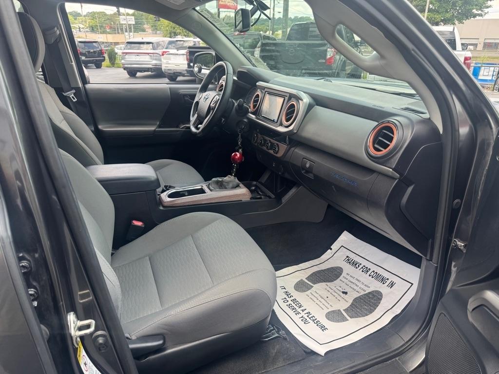 Toyota Tacoma SR5 Double Cab 5' Bed V6 4x4 AT (Natl) 2017
