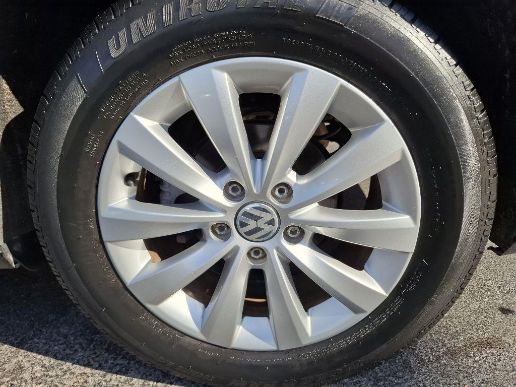 Volkswagen Beetle 2.5L w/Sunroof Sound & Nav 2013