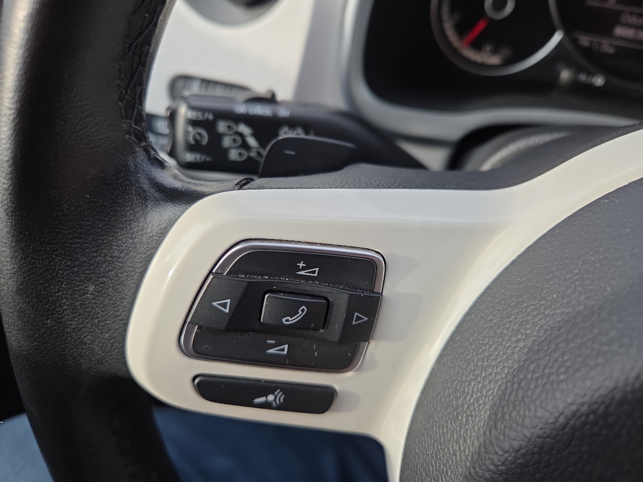 Volkswagen Beetle TDI 6A w/ Sunroof, Sound & Nav 2013