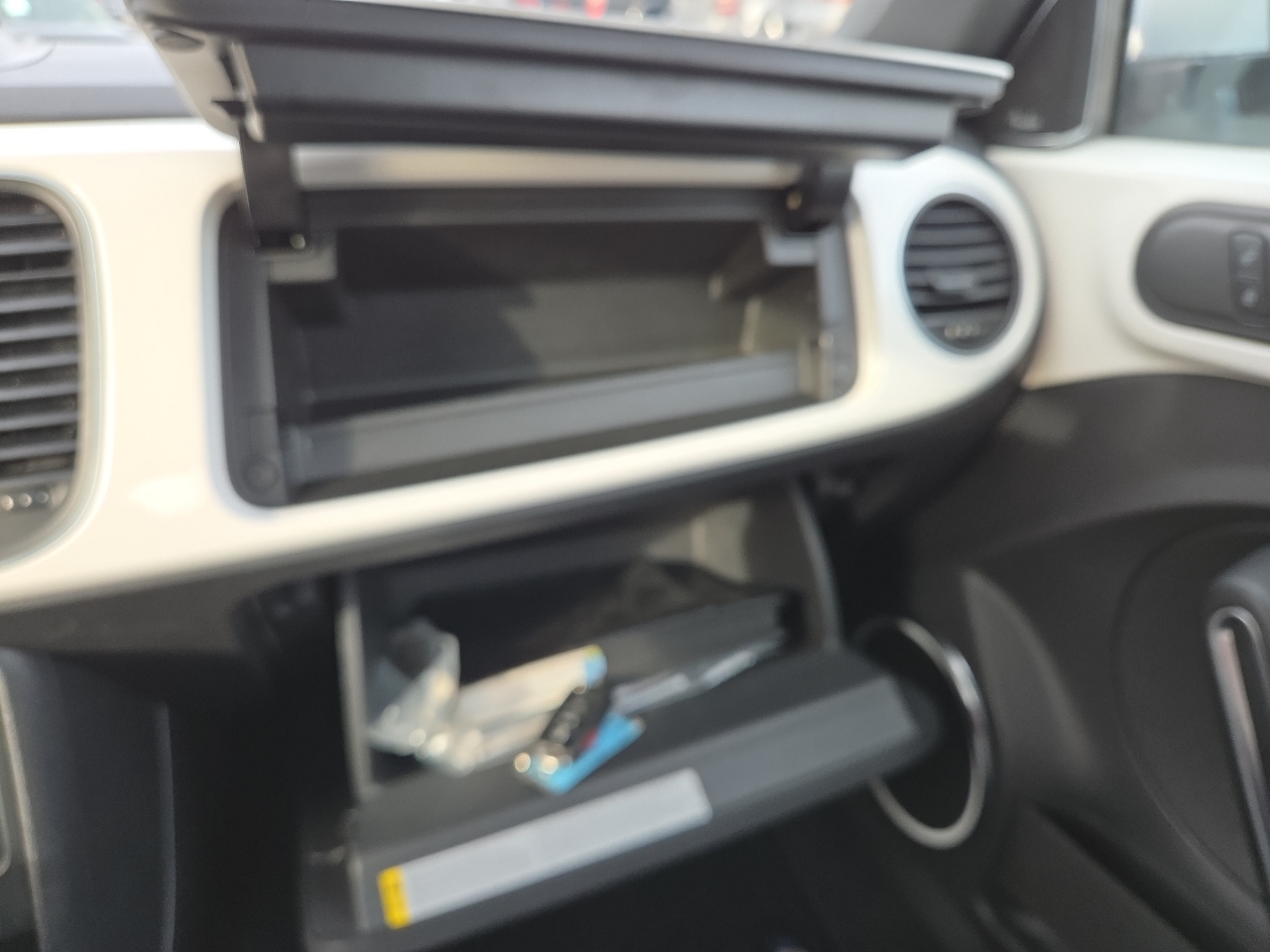 Volkswagen Beetle TDI 6A w/ Sunroof, Sound & Nav 2013