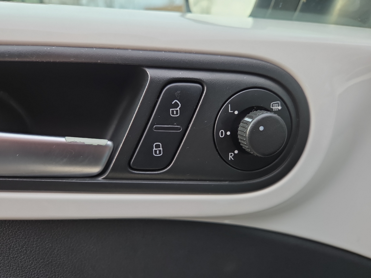 Volkswagen Beetle TDI 6A w/ Sunroof, Sound & Nav 2013