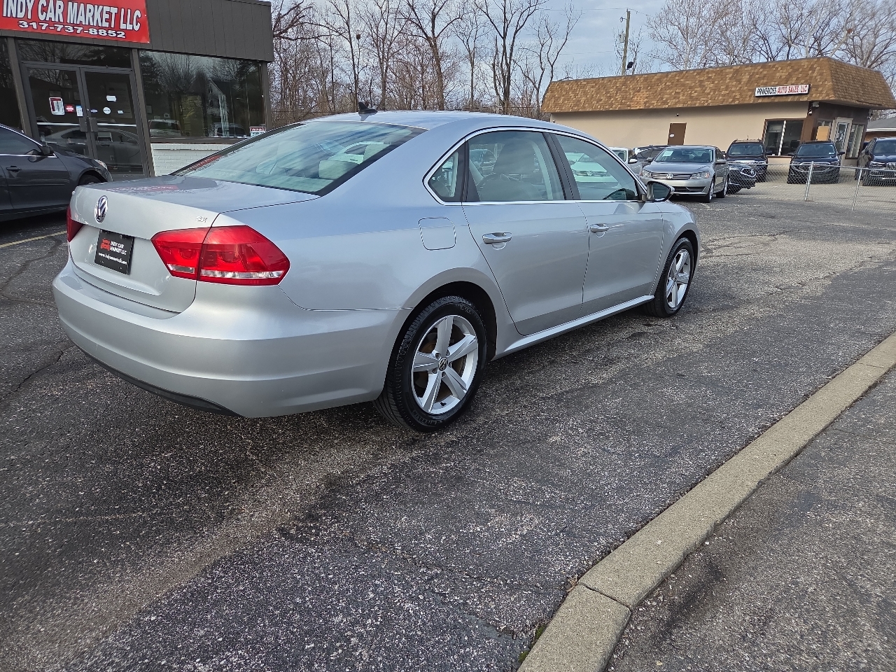 Volkswagen Passat 2.5L SE w/Sunroof 2012