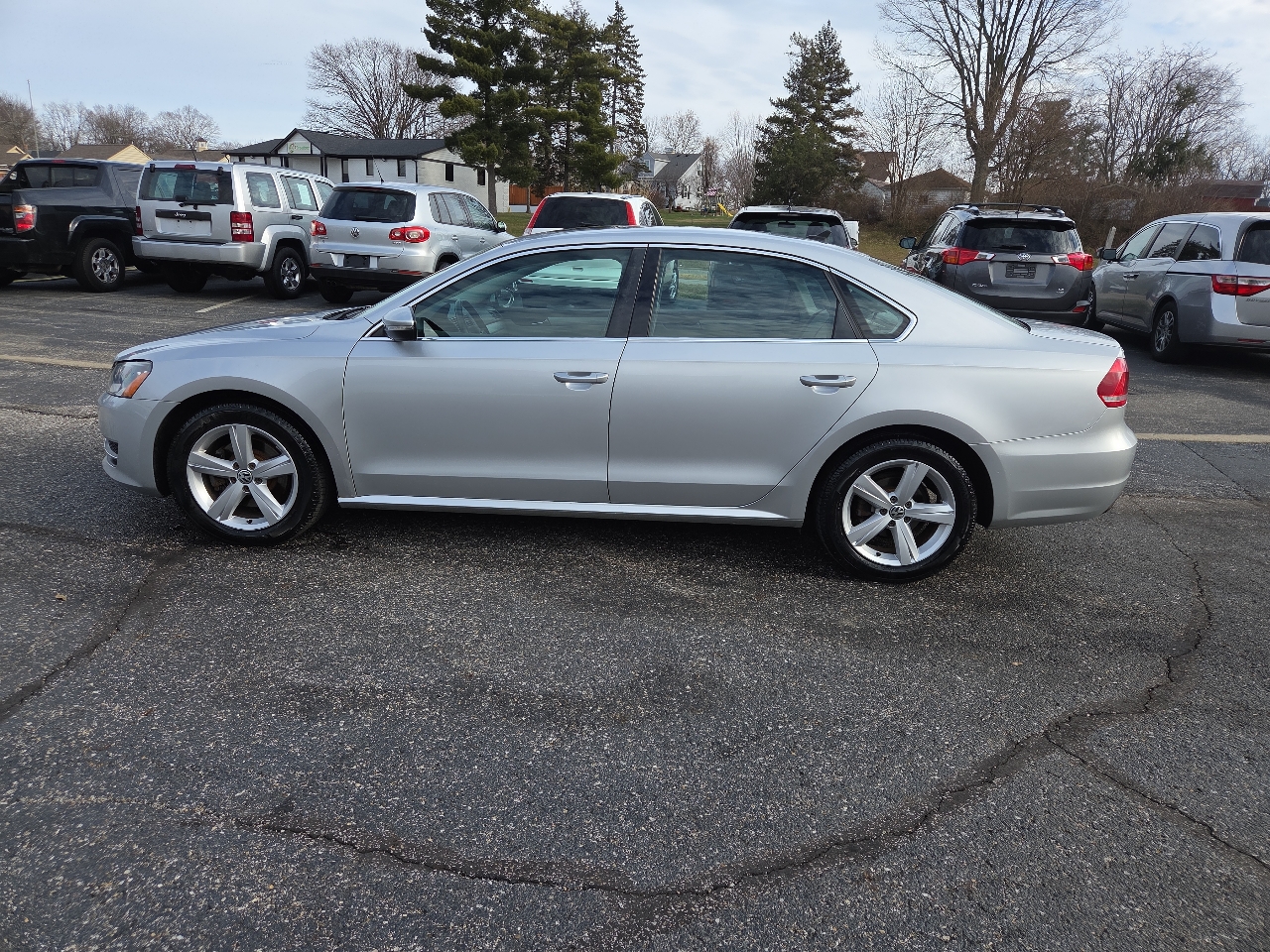 Volkswagen Passat 2.5L SE w/Sunroof 2012
