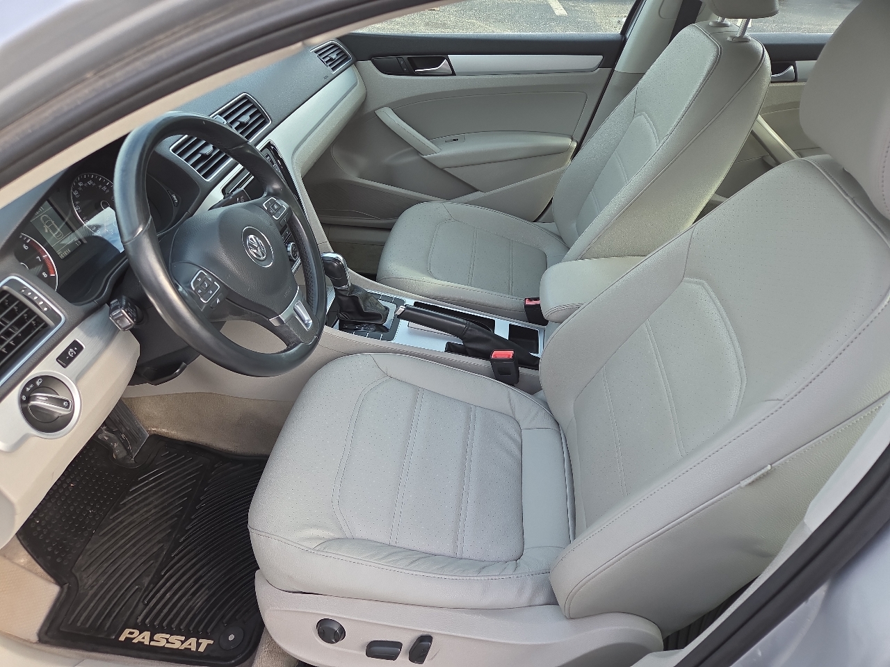 Volkswagen Passat 2.5L SE w/Sunroof 2012