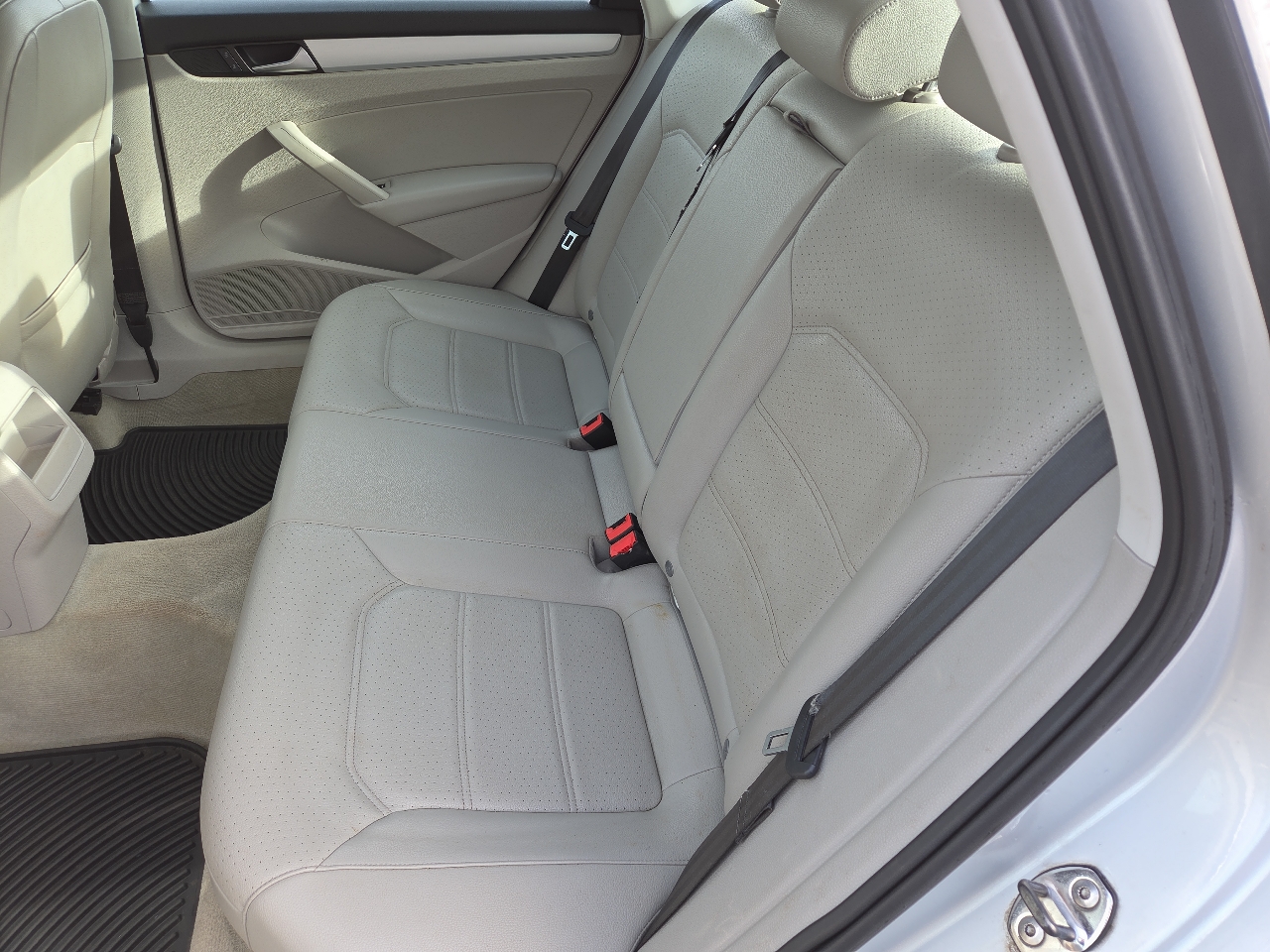 Volkswagen Passat 2.5L SE w/Sunroof 2012