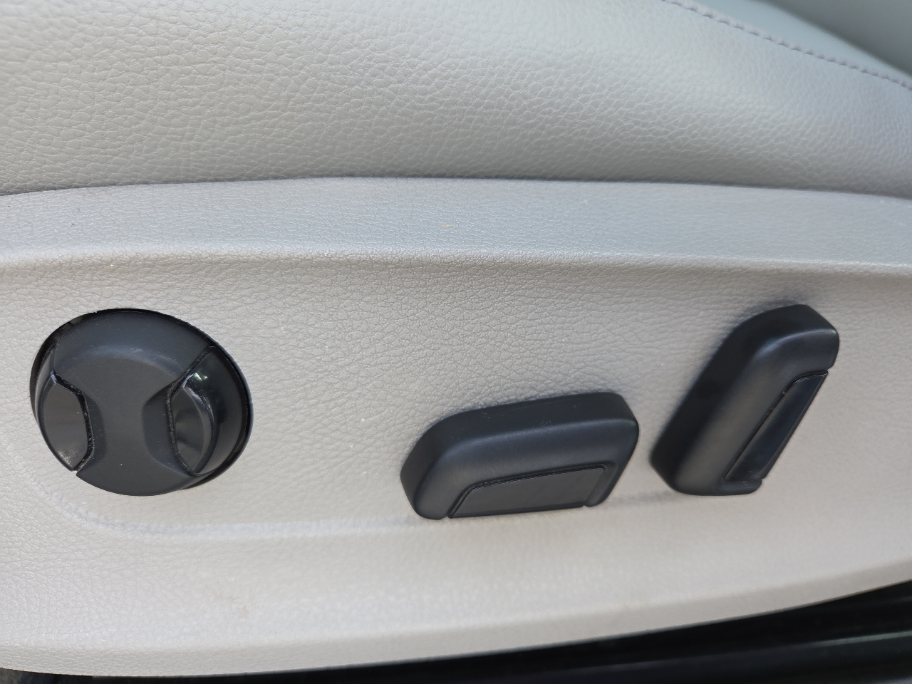 Volkswagen Passat 2.5L SE w/Sunroof 2012