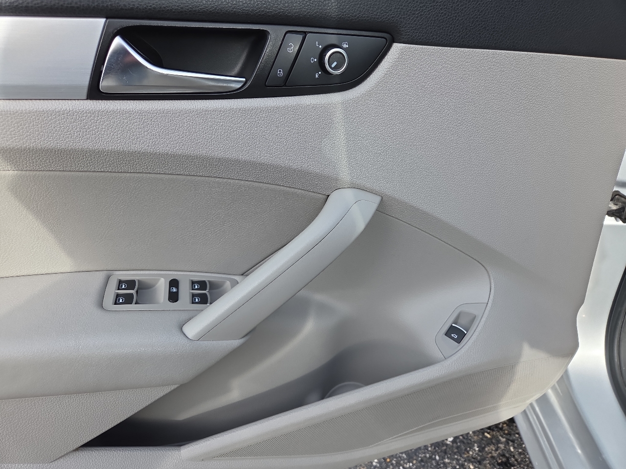 Volkswagen Passat 2.5L SE w/Sunroof 2012